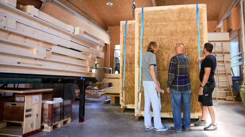  Inspecziun dals prüms elemaints da lain cun l’isolaziun da strom illa marangunaria «Be Lain» a Ramosch. fotografias: Michael Steiner/fmr