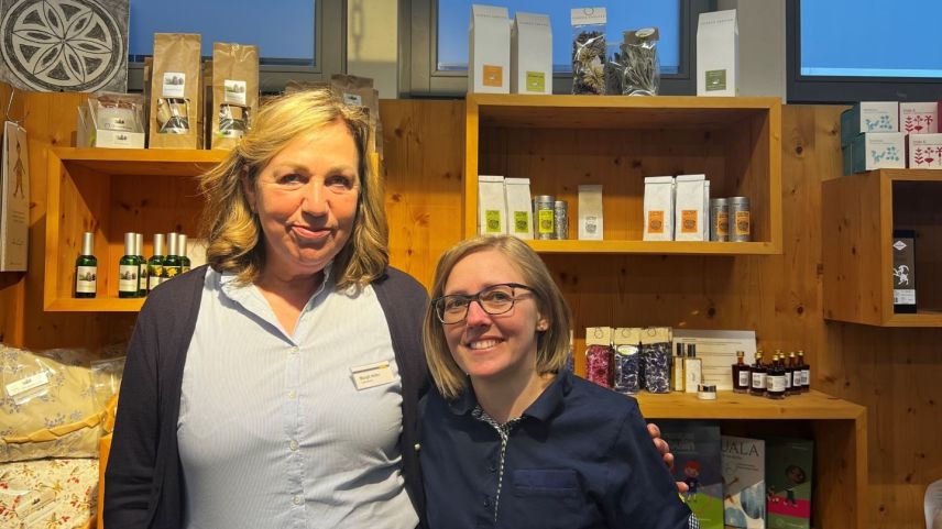 Margit Hofer (a schnestra) rimplazza a Rita Martinelli sco manadra da la Butia a Lavin (fotografia: Simon Rohner).