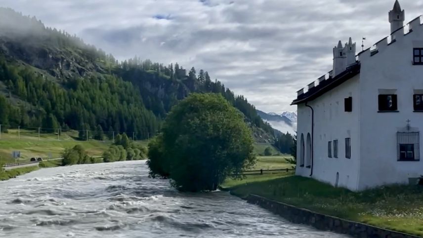 Viel Wasser auch In La Punt am Samstagmorgen. Foto: Fadrina Hofmann
