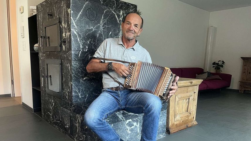 Das Schwyzerörgeli ist eine ganz grosse Leidenschaft von Gian Gilli. Foto: Andrea Gutgsell