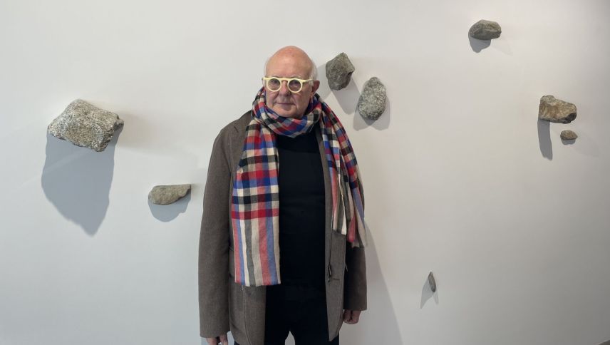 Rolf Sachs vor seiner Kunstinstallation mit Inn-Steinen. Foto: Gianina Flepp
