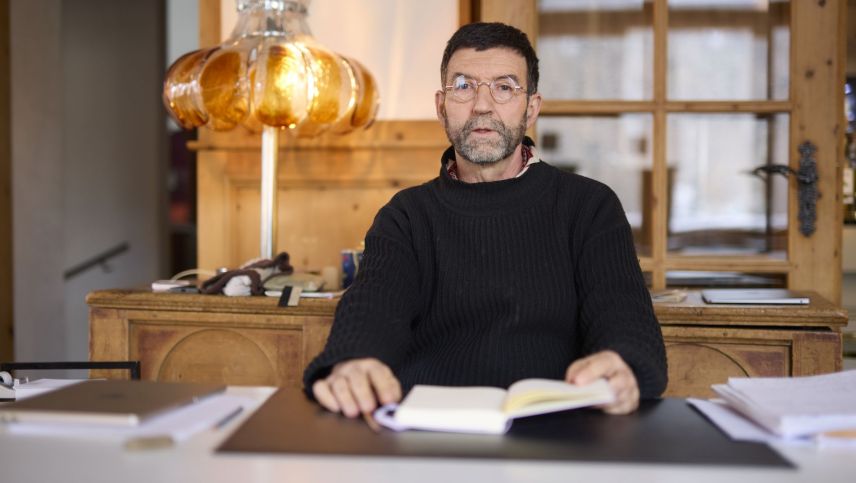 Hans Schmid, il mainagestiun da l’Hotel Linard a Lavin, voul surdar davo 19 ons la gestiun da l’hotel in nouvs mans (fotografia: Michael Steiner).