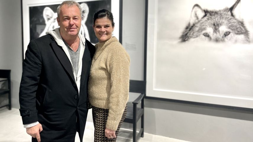 Fotograf David Yarrow und Kuratorin Petra Gut freuen sich über die gemeinsame Ausstellung. Foto: Fadrina Hofmann