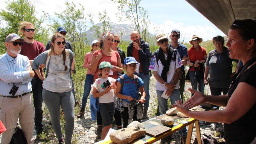 Wie der Wildhüter Thomas Wehrli anlässlich einer Exkursion am Samstag erklärte, sind im Engadin sechs Fischotter domiziliert (Foto: Stefanie Wick Widmer).