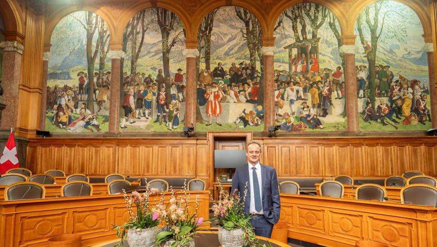 Stefan Engler im Ständeratssaal mit dem Wandbild "Die Landsgemeinde" nach einem Entwurf von Albert Welti. Foto: Jon Duschletta