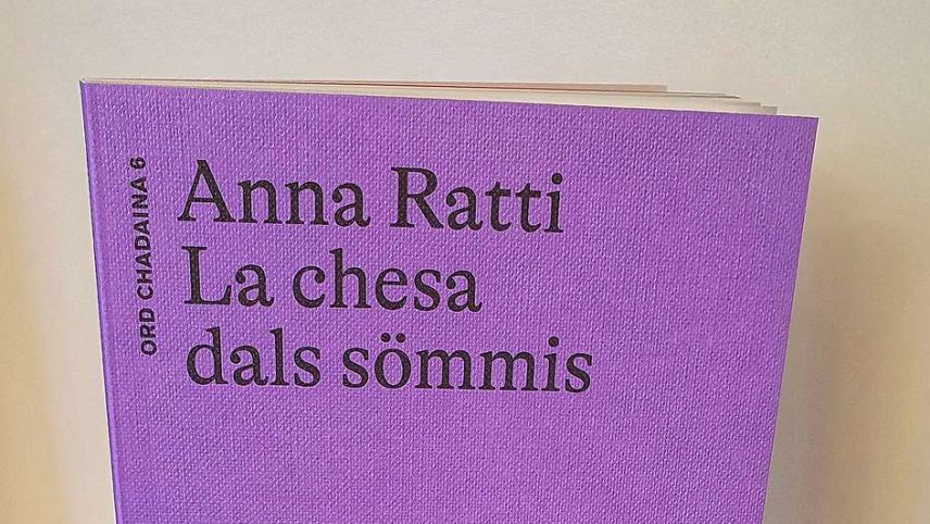 Il frontispizi da la nouva publicaziun da l’autura indigena Anna Ratti tituleda «La chesa dals sommis». fotografia: Chesa Editura Rumauntscha