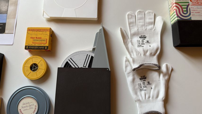 Altes Fotomaterial immer mit Handschuhen anfassen. Foto: Fadrina Hofmann