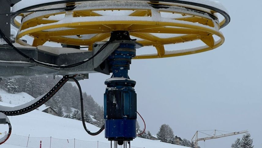 Freno dad ün frain ruot: Il runel sü Survih a Samedan ho gieu dad interrumper quista stagiun in ün mumaint disfavuraivel, causa cha’l motor (immez) es ruot. fotografia: Helena Mosca