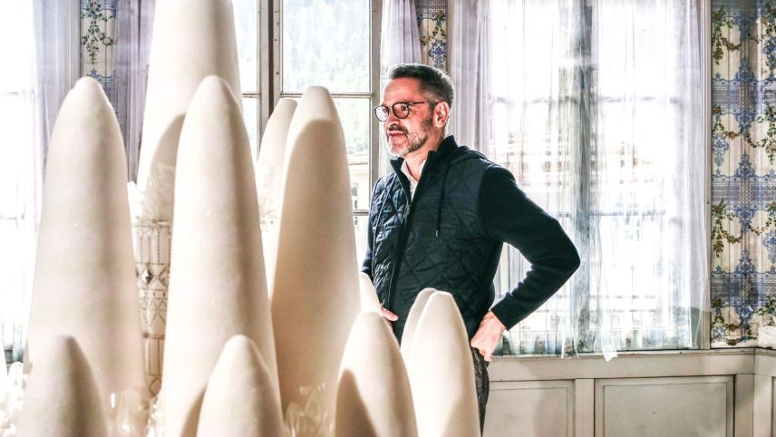 Der 54-jährige Sursetter Giovanni Netzer hat sich nach dem Theologiestudium nach und nach dem Theater und der Kunst verschrieben – mit Erfolg. 	Foto: Jon Duschletta
