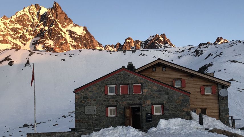 Die Chamanna d’Es-cha vor dem Piz Kesch im Morgenrot.