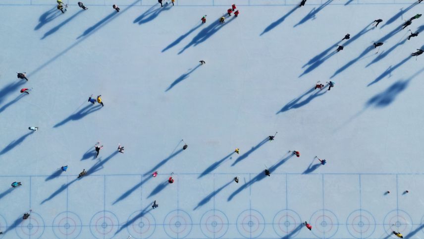 Curlerinnen und Curler auf dem Eisplatz in Silvaplana während der Coppa Romana. Foto: Silvaplana Tourismus