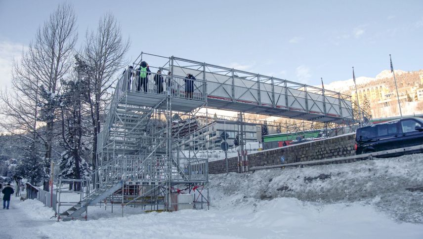 Die temporäre Passerelle beim Bahnhof war eine gute Lösung – stösst bei sehr grossem Andrang allerdings an ihre Grenzen. Foto: Sina Margadant