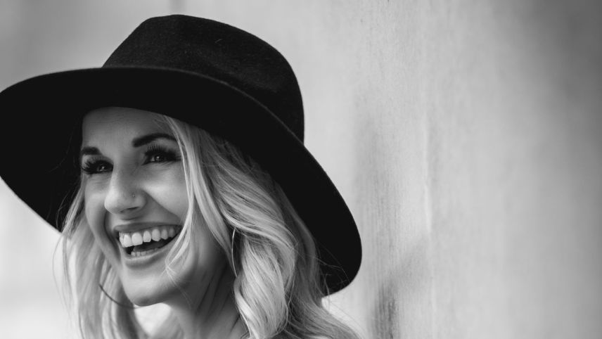 Der Hut ist das Markenzeichen der Sängerin ElisaLeen (Foto: z. Vfg)