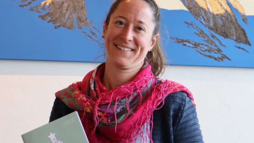 Victoria Mosca es daspö duos ans la redactura e respunsabla pel Dun da Nadel, chi vain publicho da l’Uniun dals Grischs (fotografia: Martin Camichel).