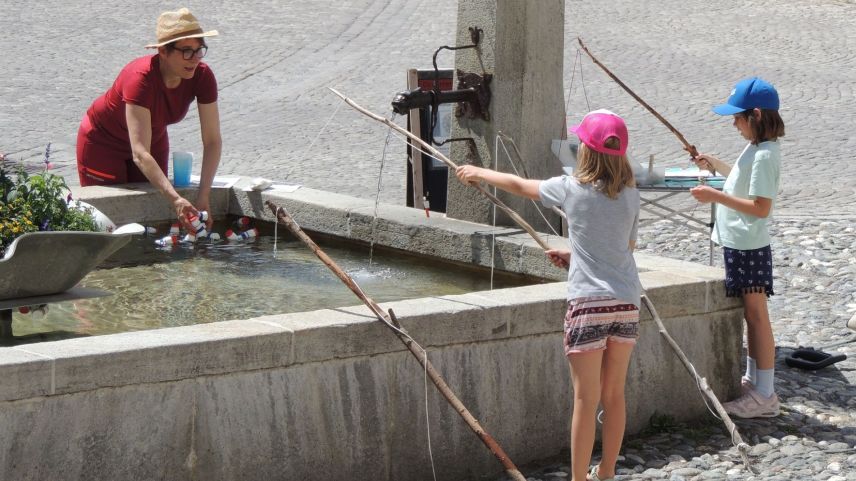 Imke Marggraf muossa als uffants co chi's pes-cha istorgias da bügl. fotografia: Benedict Stecher/fmr