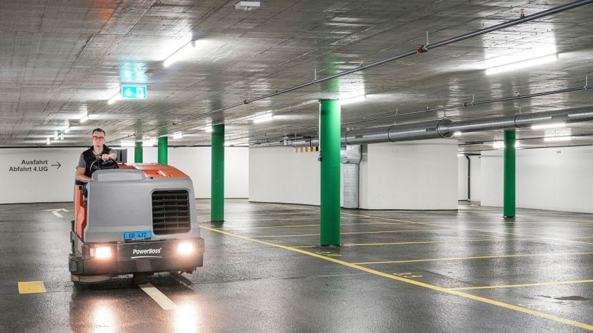 Für die gründliche Reinigung der Garagen werden auch Spezialmaschinen eingesetzt. Fotos: Kefalas Facility Management GmbH