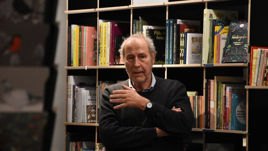 L’autur Michael Krüger ha descrit cun gronda paschiun las ouvras da Giovanni Segantini. Seis cudesch ha’l preschantà in venderdi passà illa libraria Poesia Clozza a Scuol (fotografia: Nicolo Bass).