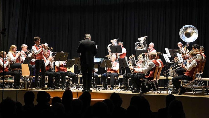 La Società da musica Ftan ha concertà in sonda passada suot la bachetta da Jon Armon Strimer.  fotografias: Nicolo Bass