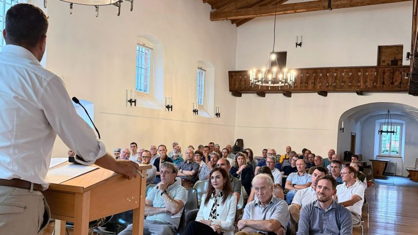 Roman Hug, Präsident der SVP Graubünden, während seines Referats in der Casa Torre in Poschiavo. Foto: z. Vfg