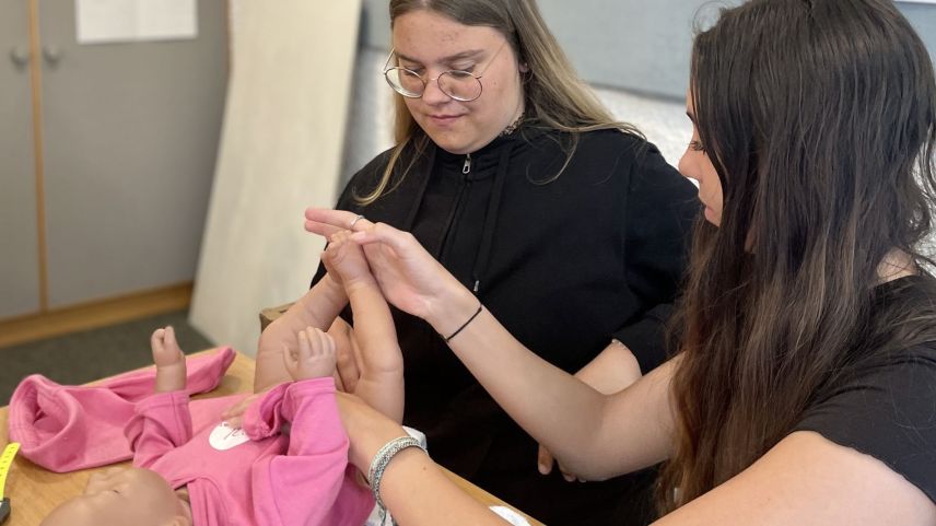Auch wickeln gehört zu den Aufgaben der Schülerinnen. Foto: Fadrina Hofmann