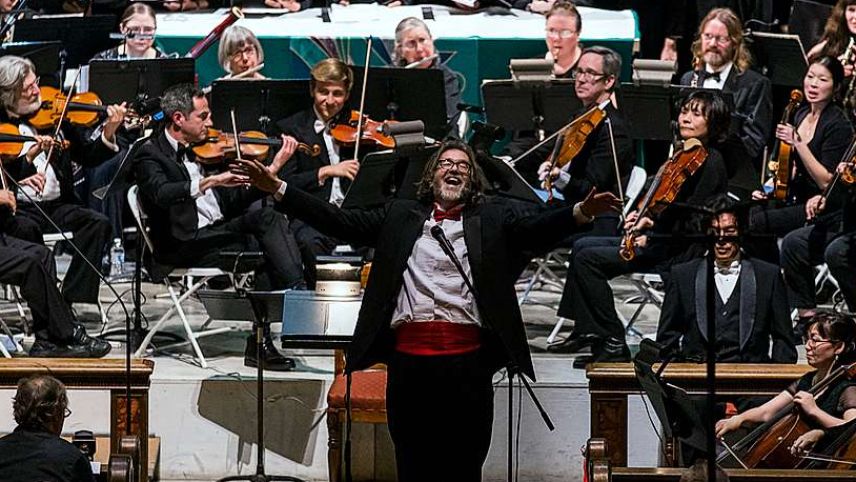 Il dirigent Urs Leonhard Steiner vain cun seis Golden Gate Symphony Orchestra e cor quist on chi vain a Scoul (fotografia: mad)