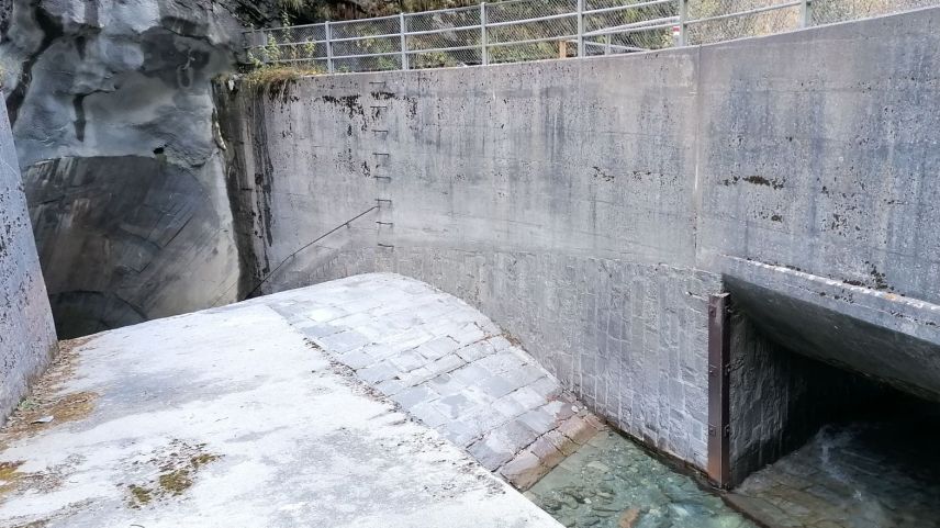 Abzweigung: Rechts fliesst die Fedacla in Richtung Fexer Schlucht und Sils Maria, links sieht man den Eingang in den Entlastungsstollen.
Foto: Peter Mosimann, TBA Graubünden
