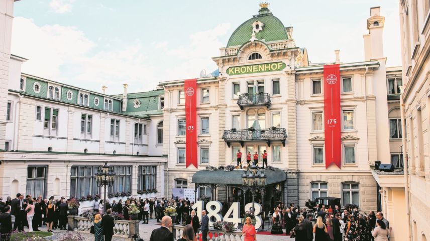 Am vergangenen Samstag wurde das 175-Jahr-Jubiläum vom Hotel Kronenhof in Pontresina mit vielen Gästen aus nah und fern gefeiert. Zum Auftakt wurde ein Apéro im Ehrenhof gereicht. 				Fotos: Grand Hotel Kronenhof, Pontresina