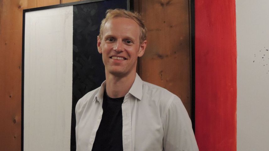 Nicolas Neumeier expuona actualmaing illa Tuor ad Ardez (fotografia: Benedict Stecher).