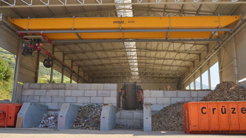 Il prüm halla da construcziun per l’ouvra electrica tanter Martina e Prutz, uossa halla da reciclagi ed elavuraziun da rument (fotografia: Martin Camichel).