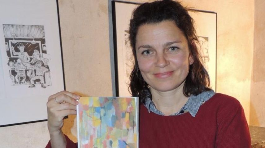 La redactura Bettina Vital Mani cun seis ultim Chalender Ladin (fotografia: Benedict Stecher). 