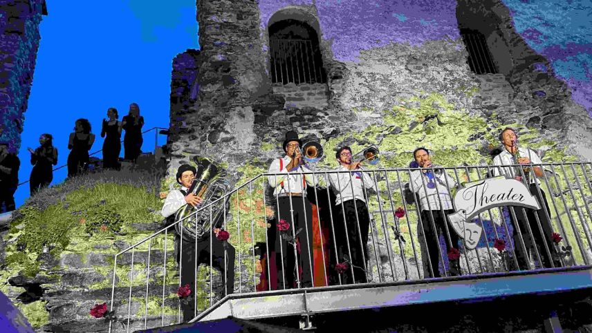 Il Musical a Scuol sün turnea illa tuor Tschanüff a Ramosch (fotografia: Nicolo Bass).