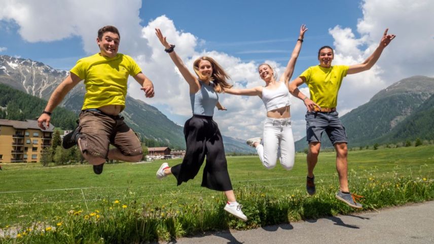 Andri Clalüna, Milena Bassin, Celine Blarer und Lars Hübner (von links nach rechts) freuen sich: Die Abschlussprüfungen liegen hinter ihnen.	Foto: Daniel Zaugg