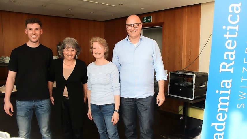 Samuel Beeler, Barbara Haller, Dagmar Keller Lang und Josef Hayoz diskutierten am Wissenschaftscafé in Pontresina. Foto: Stefanie Wick Widmer