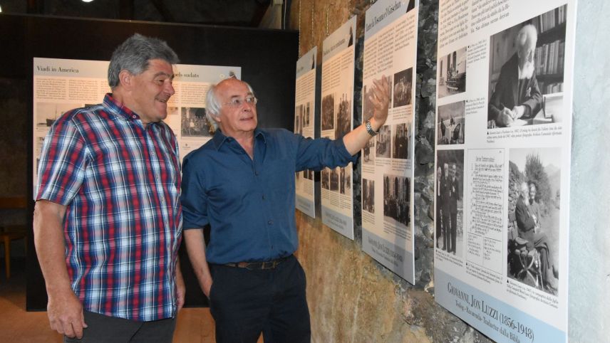 Armon Parolini (da schnestra) e Peter Langenegger discutan davart l’exposiziun extraordinaria i’l Museum d’Engiadina Bassa (fotografia: Fadrina Hofmann).