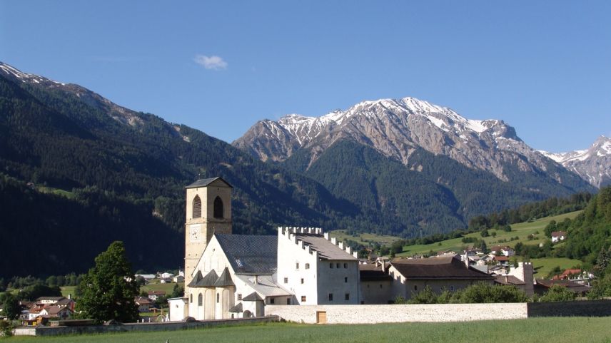 Die E-Bike GranTour St.-Moritz-Venedig führt am Unesco Welterbe St. Johann in Müstair vorbei. Foto: Archiv