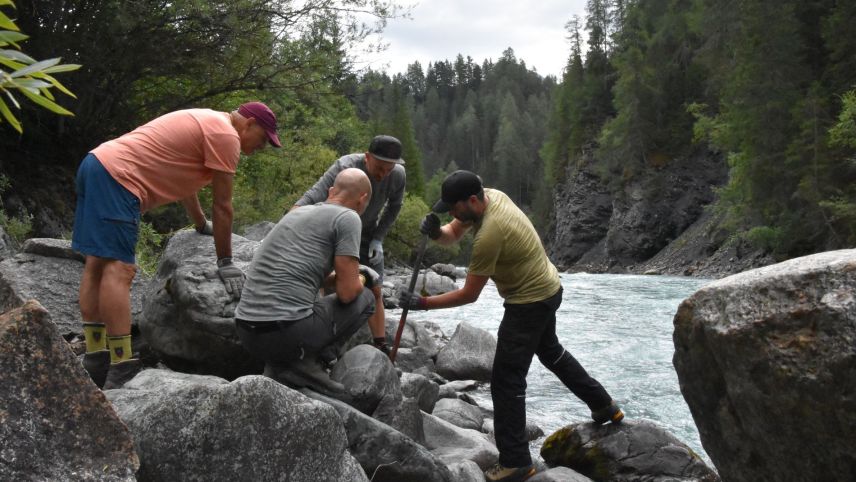 Unter der Anleitung von Xaver Frieser haben 15 Paddlerinnen und Paddler an einem Wochenende verschiedene Zugangswege zum Inn verbessert und die Ein- und Ausstiege geebnet. (Foto: Nicolo Bass