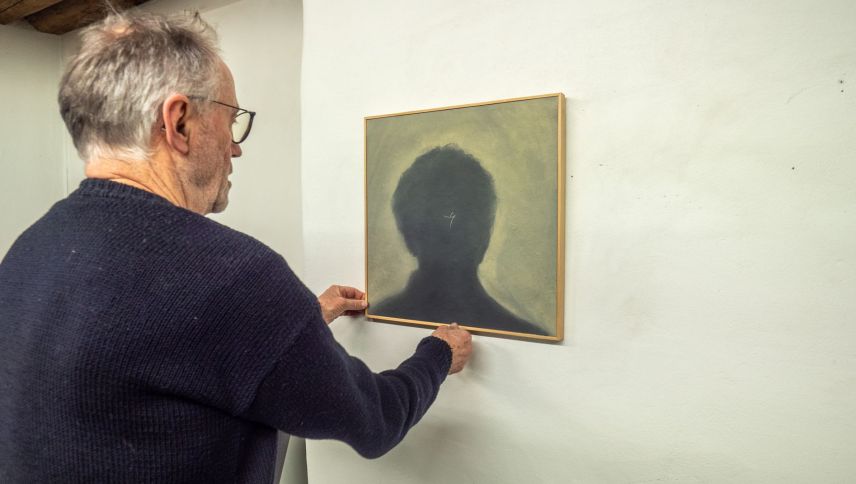 Gian Gianotti in l’exposiziun cun ün autoretrat. fotografia: Jon Duschletta