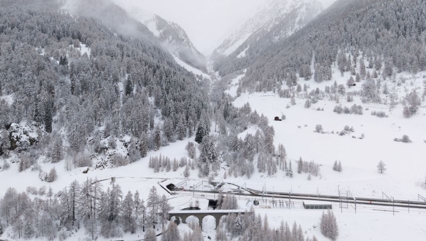 Güst davant l’entrada dal tunnel dal Vereina passa il tren sur l’aua da Sagliains via. Tenor plan actual füss previsa la centrala cun üna turbina pac plü insü illa val laterala (fotografia: Michael Steiner).