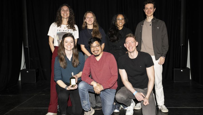 Ils slammaders e las slammadras dal poetry-slam: Célia Ballini (davo da schnestra), Nora Sedlacek, Gianna Olinda Cadonau, Fabian Portmann, (suot da  schnestra) Gianna Duschletta, Loc Nguyen e Timothée Zaremba-Cendroux fotografia: Mayk Wendt)