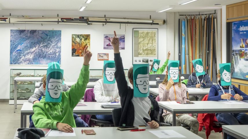 Die Schüler spielen ein Spiel, bei dem sie Fische fangen. Blind entscheiden sie, wie viele Fische sie brauchen, um das Spiel zu gewinnen. Sie lernen, was es heisst, nachhaltig zu wirtschaften und strategisch zu denken. Foto: Valentina Baumann