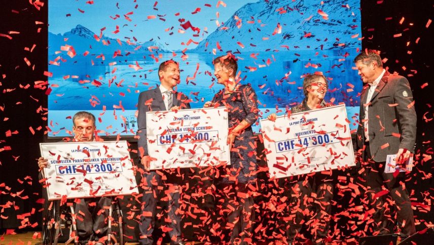 (V.l.n.r.) Martin Wenger (Schweizer Paraplegiker-Vereinigung SPV), Roman und Melanie Della Rossa (Angelman Verein Schweiz), Karin Hänni (Movimento Samedan, Poschiavo, und Scuol), Damian Gianola (Initiant und Organisator) Foto: Manuela Gossweiler