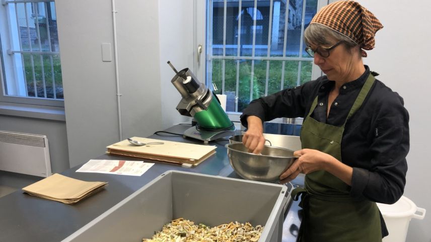 Monika Müller beim Abfüllen ihrer Buchweizenpasta in Portionenbeutel. Foto: Marie-Claire Jur