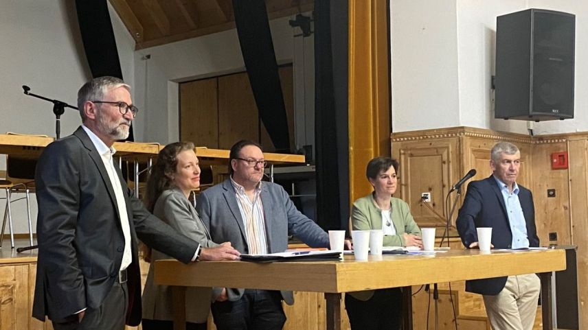 A la discussiun davart la mancaza d’abitaziuns han tut part (da schnestra): Richard à Porta, Flurina Badel, Nicolo Bass, Seraina Caviezel ed Andri Lansel (fotografia: Andri Netzer)