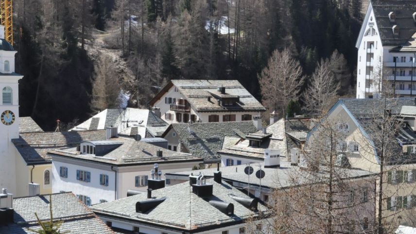 Der Dorfkern von Sils Maria: Steindächer prägen das Ortsbild. Foto: Marie-Claire Jur