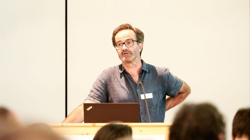 Matthias Bürgi präsentierte den WSL-Bericht zum God da Tamangur kürzlich am SNP-Forschersymposium in Zernez. Foto: Jon Duschletta