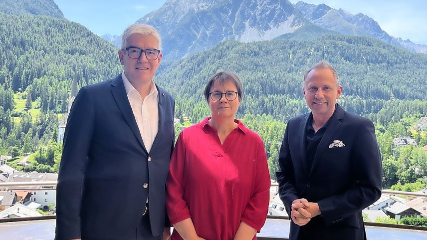 Von links: Regierungsrat Jon Domenic Parolini, Aita Zanetti, Gemeindepräsidentin von Scuol und Thorsten Glauber, Bayerischer Staatsminister für Umwelt und Verbraucherschutz Foto: z. Vfg