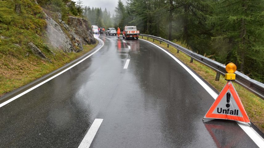Die Unfallstelle: Eine regenasse Strasse bei Susch. Foto: Kapo GR