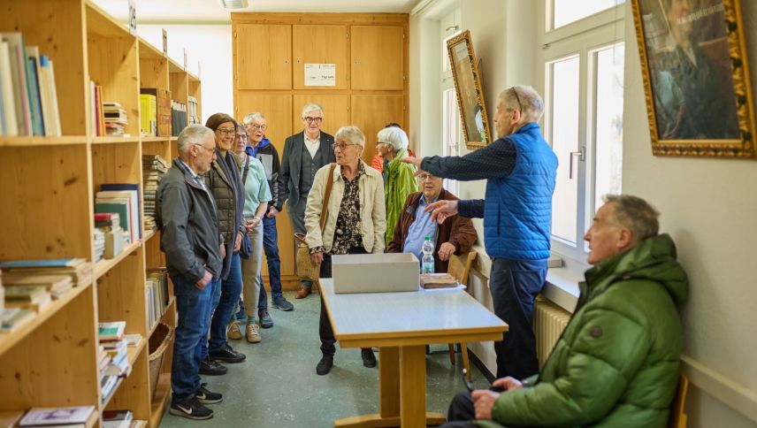 Andri Janett preschainta truvaglias d’archiv a S-chadatsch al di da las portas avertas. fotografia: Michael Steiner