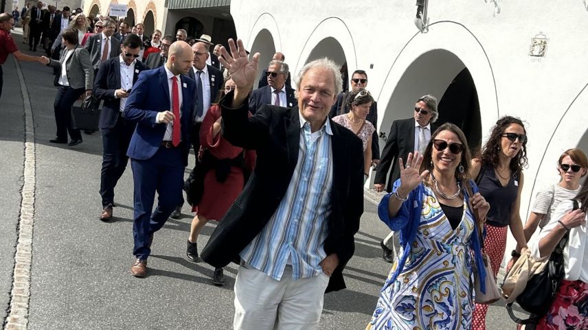 Grossrätinnen und Grossräte in Feierlaune. Foto: Claudia Cadruvi