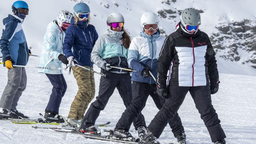 Die Schule Widnau kommt jedes Jahr mit der zweiten Oberstufe ins Unterengadin. Während des Wintersportlagers verbringen die Schülerinnen und Schüler einen Grossteil des Tages auf den Skiern. Foto: Tiago Almeida
